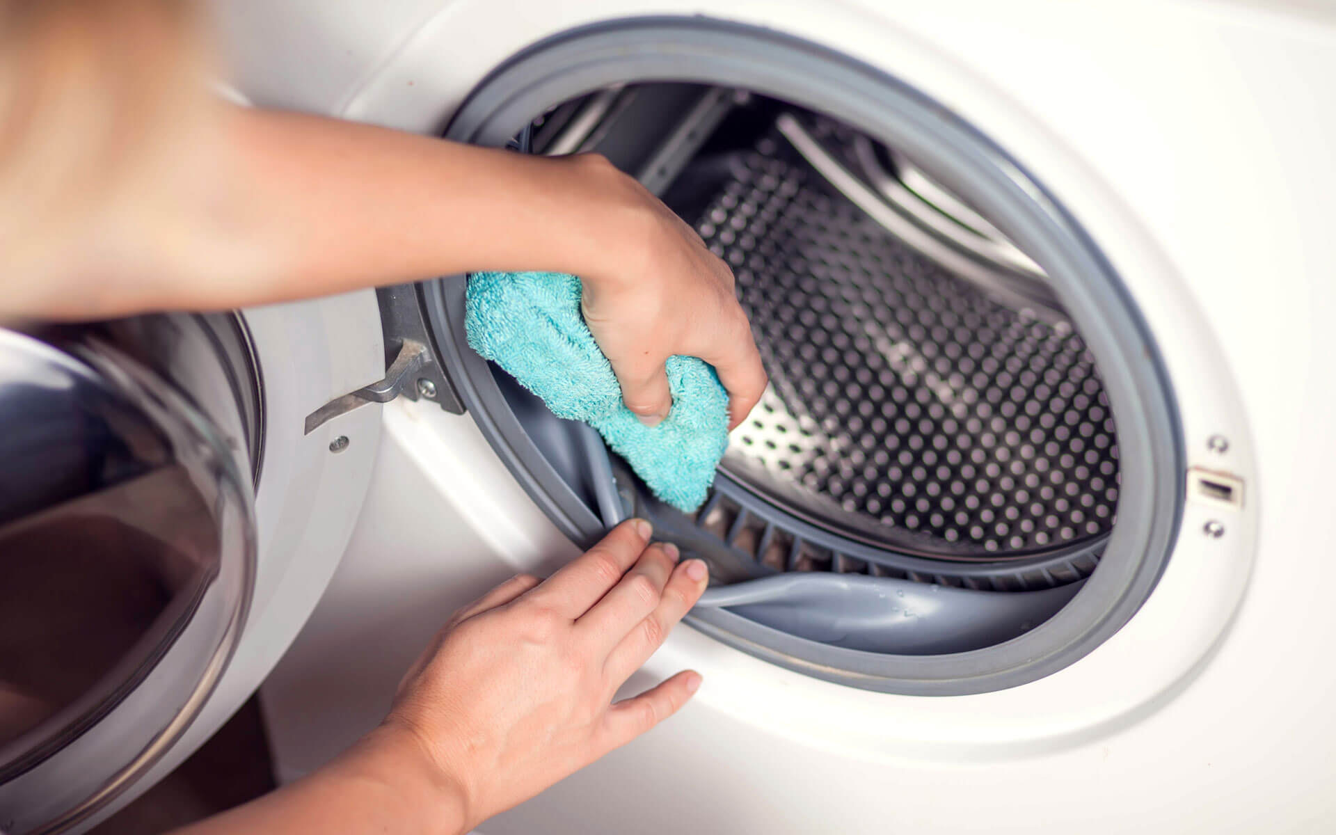 Cleaning a washer dryer