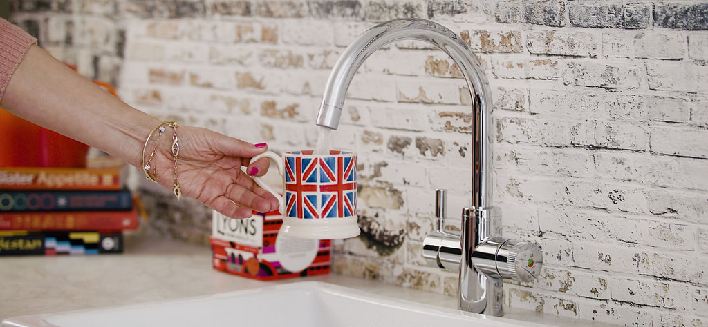 The QETTLE original filling a Union Jack mug up with boiling water.