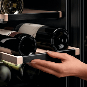 Closing wine shelf