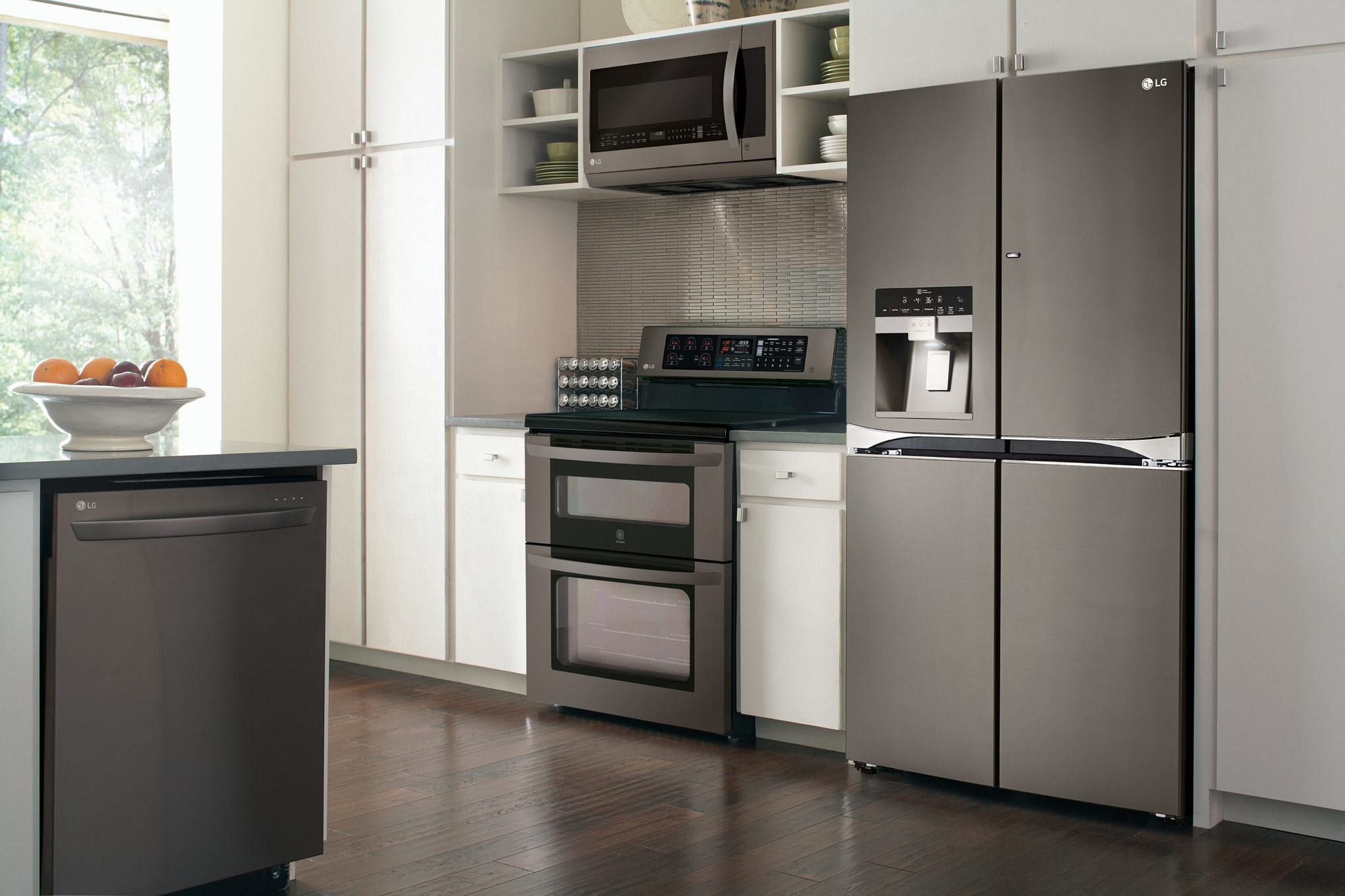 Бытовая техника цвета. Холодильник на кухне. Кухня с техникой LG. LG Appliances. Kitchen Design Smart Appliances.