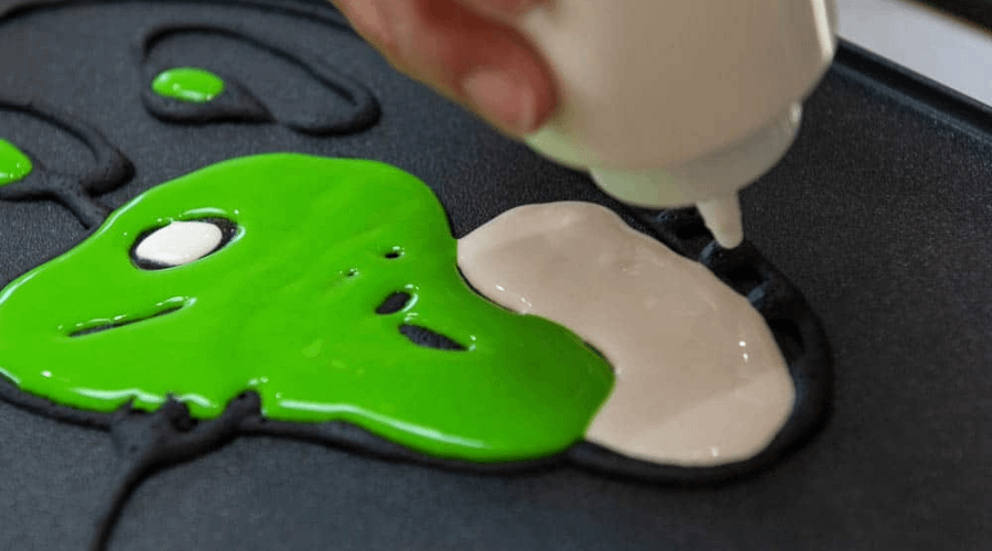 Using a squeeze bottle to create pancake art