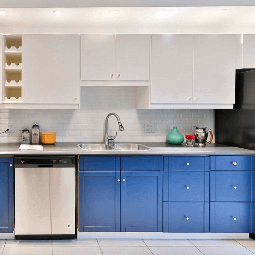 Blue kitchen base units with white kitchen wall units