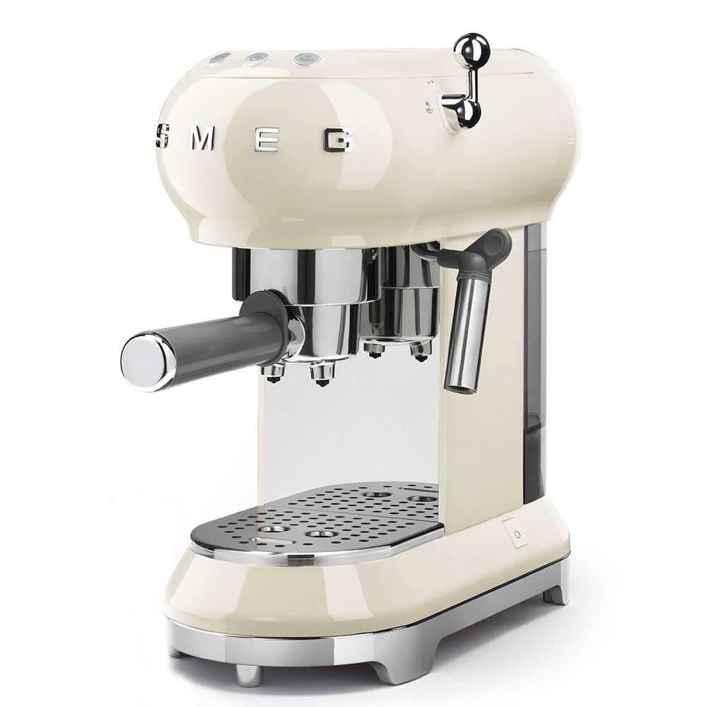 Smeg-ecf01cruk-coffee