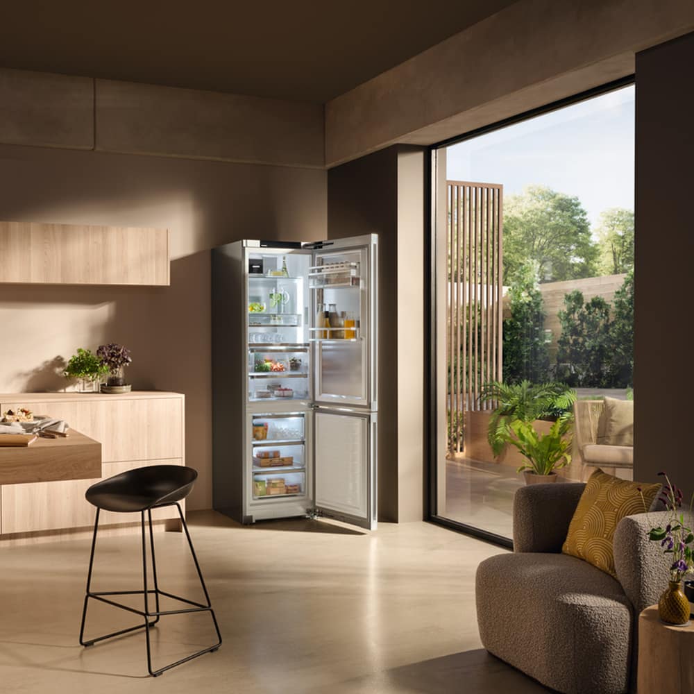 CBNSTB579I 1 Enjoy style and great refrigeration with this beautiful stainless steel freestanding Liebherr fridge freezer